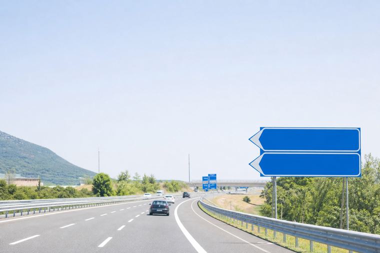 Autostrada a più corsie fotografata di giorno, con la carreggiata che si allontana verso l orizzonte