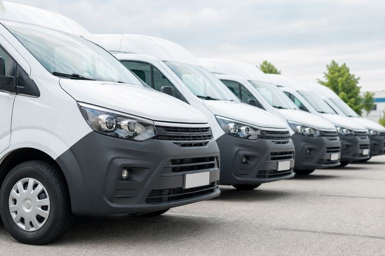 Parcheggio diurno con numerose automobili incolonnate nelle file di stalli, viste da una leggera altezza
