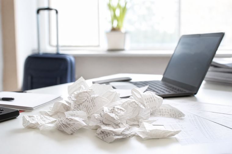 Scrivania con computer fisso acceso, mouse e cuffie senza fili appoggiate accanto alla tastiera